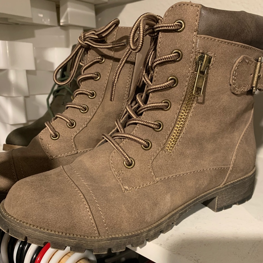 Combat boots